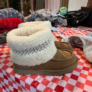 Like New Ugg boots Size 7